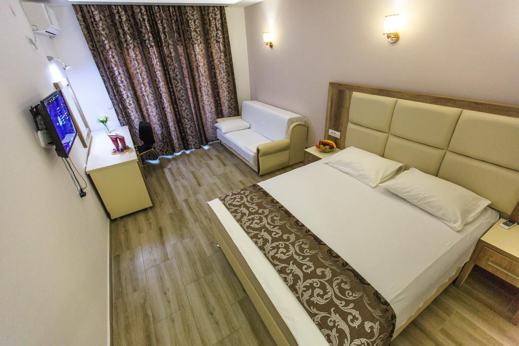 Hotel Edita Ulcinj Extérieur photo