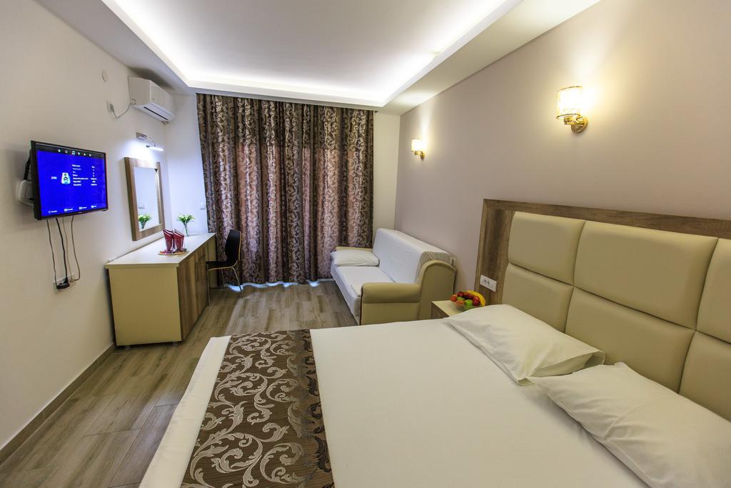 Hotel Edita Ulcinj Extérieur photo