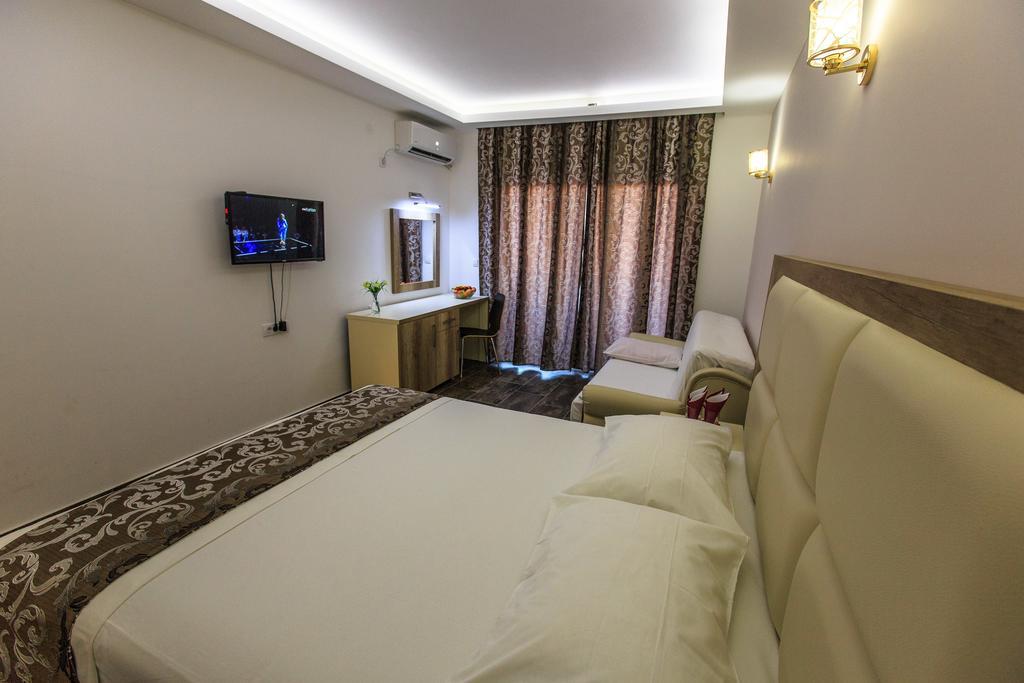 Hotel Edita Ulcinj Extérieur photo