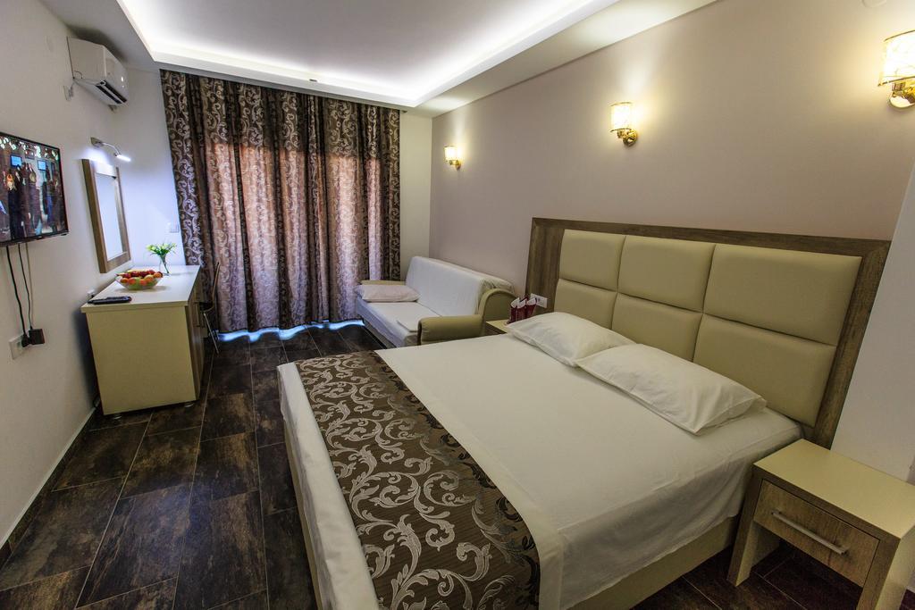 Hotel Edita Ulcinj Extérieur photo